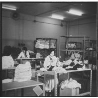 Relizane. Bonneterie d'Oued-Zina. Salle de finition et de vérification.