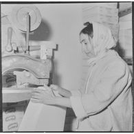 Relizane. Bonneterie d'Oued-Zina. Fabrication des boîtes d'emballage.