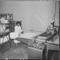 Relizane. Bonneterie d'Oued-Zina. Repassage des lingeries.