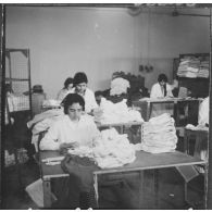 Relizane. Bonneterie d'Oued-Zina. Salle de finition et de vérification.