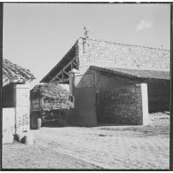 Ferme expérimentale du Kroub. Le tracteur va répandre le fumier dans les champs.