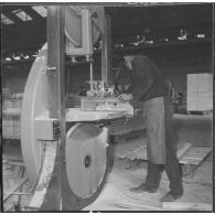 Sidi Chami. Menuiserie Lyon-Standard. Scie circulaire.