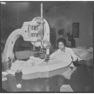 Relizane. Bonneterie d'Oued-Zina. Découpage de bandes tricotées.