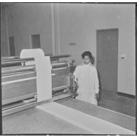 Relizane. Bonneterie d'Oued-Zina. Mise en tas des bandes tricotées.