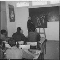 Clinchant. Centre de formation professionnelle agricole (CFPA). Explication au tableau de la taille de l'olivier.