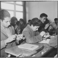 Clinchant. Centre de formation professionnelle agricole (CFPA). Les élèves aiguisent le sécateur.
