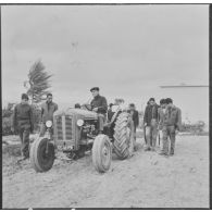 Clinchant. Centre de formation professionnelle agricole (CFPA). Les élèves suivent attentivement les cours autour du tracteur.