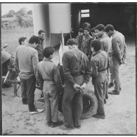 Clinchant. Centre de formation professionnelle agricole (CFPA). Les élèvent suivent attentivement les cours autour du semoir.