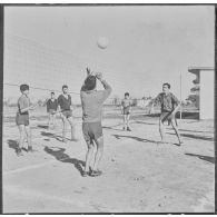 Clinchant. Centre de formation professionnelle agricole (CFPA). Enfin le délassement : la partie de volley-ball.