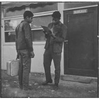 Clinchant. Centre de formation professionnelle agricole (CFPA). Réception du nouveau stagiaire par un moniteur.