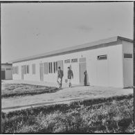 Clinchant. Centre de formation professionnelle agricole (CFPA). Le nouvel élève se dirige vers le dortoir.