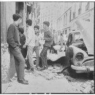 Alger. Attentats de l'Organisation armée secrète (OAS). La population civile découvre les boutiques et les voitures qui ont été éventrées et soufflées par la puissance des explosions.