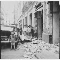 Alger. Attentats de l'Organisation armée secrète (OAS). La population civile découvre les boutiques et les voitures qui ont été éventrées et soufflées par la puissance des explosions.