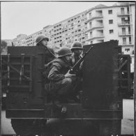 Bab el Oued. Fusillade sur le 2e bataillon du 73e régiment d'infanterie de marine (RIMa). Des soldats en position, à bord d'un blindé.