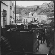 Bab el Oued. Fusillade sur le 2e bataillon du 73e régiment d'infanterie de marine (RIMa). Des soldats en position, à bord d'un blindé.