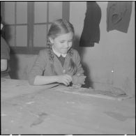 Le club du jeudi en Algérie. Une enfant joue avec de la pâte à modeler.