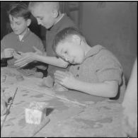 Le club du jeudi en Algérie. Cet enfant s'applique à faire de jolis choses avec de la pâte à modeler.