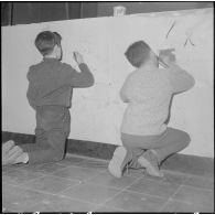 Le club du jeudi en Algérie. Les enfants dessinent et peignent suivant leur goût.