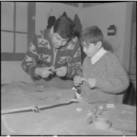 Le club du jeudi en Algérie. Les enfants découpent suivant leur goût.