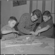 Le club du jeudi en Algérie. Des enfants jouent avec de la pâte à modeler.