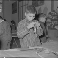 Le club du jeudi en Algérie. Un enfant découpe suivant son goût..