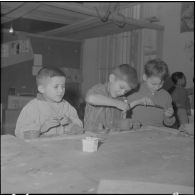 Le club du jeudi en Algérie. Des enfants jouent avec de la pâte à modeler.