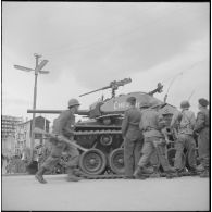 Bab el Oued. Fusillade sur le 2e bataillon du 73e régiment d'infanterie de marine (RIMa). Des soldats à leur poste.