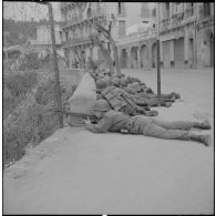 Bab el Oued. Fusillade sur le 2e bataillon du 73e régiment d'infanterie de marine (RIMa). Des soldats à leur poste, en position de tir.
