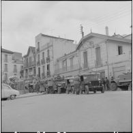 Bab el Oued. Fusillade sur le 2e bataillon du 73e régiment d'infanterie de marine (RIMa). Des soldats en position.