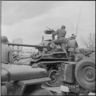 Bab el Oued. Fusillade sur le 2e bataillon du 73e régiment d'infanterie de marine (RIMa). Des soldats en position de tir.