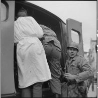 Bab el Oued. Fusillade sur le 2e bataillon du 73e régiment d'infanterie de marine (RIMa). Un gendarme blessé est amené dans un camion sanitaire.