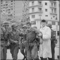 Bab el Oued. Fusillade sur le 2e bataillon du 73e régiment d'infanterie de marine (RIMa). Un gendarme blessé est amené dans un camion sanitaire.