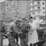 Bab el Oued. Fusillade sur le 2e bataillon du 73e régiment d'infanterie de marine (RIMa). Un gendarme blessé est amené dans un camion sanitaire.