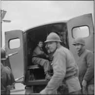 Bab el Oued. Fusillade sur le 2e bataillon du 73e régiment d'infanterie de marine (RIMa). Un gendarme blessé est amené dans un camion sanitaire.