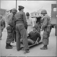 Bab el Oued. Fusillade sur le 2e bataillon du 73e régiment d'infanterie de marine (RIMa). Un gendarme blessé est amené dans un camion sanitaire.