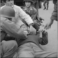 Bab el Oued. Fusillade sur le 2e bataillon du 73e régiment d'infanterie de marine (RIMa). Un gendarme blessé est amené dans un camion sanitaire.