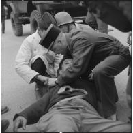 Bab el Oued. Fusillade sur le 2e bataillon du 73e régiment d'infanterie de marine (RIMa). Un gendarme blessé est amené dans un camion sanitaire.