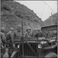 Bab el Oued. Fusillade sur le 2e bataillon du 73e régiment d'infanterie de marine (RIMa). Des soldats transmettent des informations par radio.