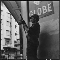 Bab el Oued. Fusillade sur le 2e bataillon du 73e régiment d'infanterie de marine (RIMa). Un soldat à son poste.