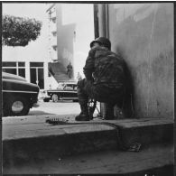 Bab el Oued. Fusillade sur le 2e bataillon du 73e régiment d'infanterie de marine (RIMa). Un soldat à son poste de tir.