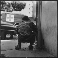 Bab el Oued. Fusillade sur le 2e bataillon du 73e régiment d'infanterie de marine (RIMa). Un soldat à son poste de tir.