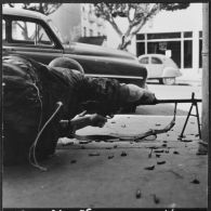 Bab el Oued. Fusillade sur le 2e bataillon du 73e régiment d'infanterie de marine (RIMa). Un soldat à son poste de tir.