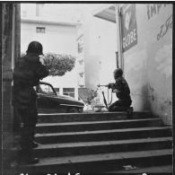 Bab el Oued. Fusillade sur le 2e bataillon du 73e régiment d'infanterie de marine (RIMa). Des soldats à leur poste de tir.