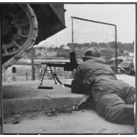 Bab el Oued. Fusillade sur le 2e bataillon du 73e régiment d'infanterie de marine (RIMa). Un soldat en position de tir.