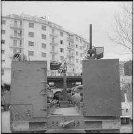Bab el Oued. Fusillade sur le 2e bataillon du 73e régiment d'infanterie de marine (RIMa). Un blindé.