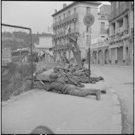 Bab el Oued. Fusillade sur le 2e bataillon du 73e régiment d'infanterie de marine (RIMa). Des soldats à leur poste, en position de tir.