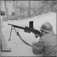Bab el Oued. Fusillade sur le 2e bataillon du 73e régiment d'infanterie de marine (RIMa). Un soldat en position de tir.