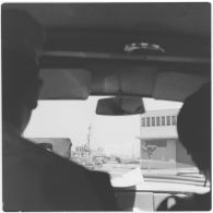 Mers el-Kébir. Visite d'autorités civiles et militaires à la base navale.