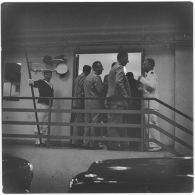 Mers el-Kébir. Visite d'autorités civiles et militaires à la base navale.