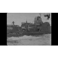 Flotte d'invasion américaine le 6 juin 1944 et prisonniers allemands.